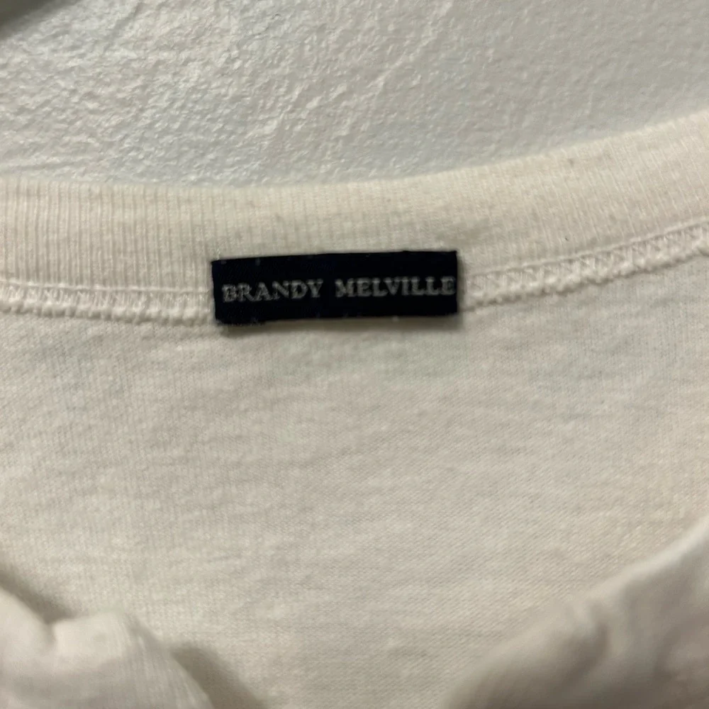 White button t-shirt - Picture 2 of 3